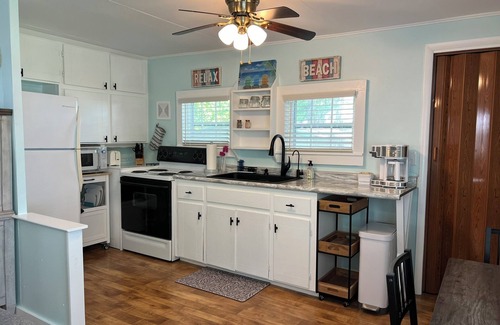 Bon Secour Cabina | Cozy cabin in charming Bon Secour across from Bon Secour River