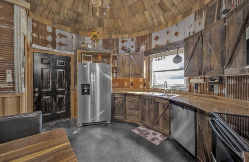Pineville Cabina | Cozy cabin in charming Pineville with hot tub, 180" movie screen, WiFi, AC