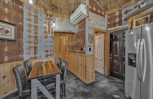 Pineville Cabina | Cozy cabin in charming Pineville with hot tub, 180" movie screen, WiFi, AC