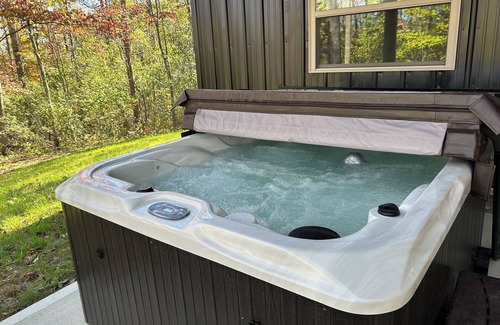 Logan Cabina | Cozy cabin in charming Logan with AC, WiFi, Hot tub, Firepit