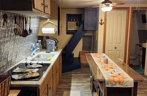 Grove Cabina | Cozy cabin in delightful Grove with boat dock and slip, WiFi, AC, and wood stove