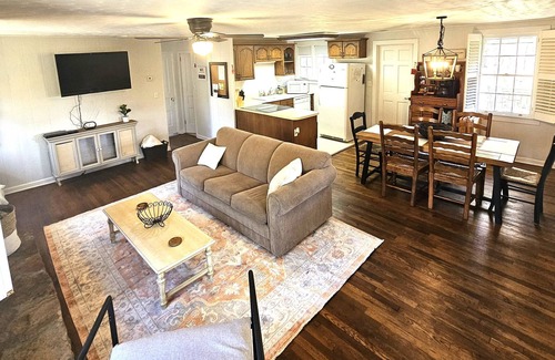 Unaka Cabina | Cozy Cabin in Gated Community with Pool and Marina Access, Pet Friendly!!
