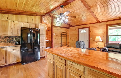 Hardin Cabina | Cozy Cabin in Hardin ~ 1 Mi to Kentucky Lake!