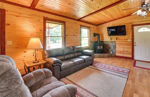 Hardin Cabina | Cozy Cabin in Hardin ~ 1 Mi to Kentucky Lake!