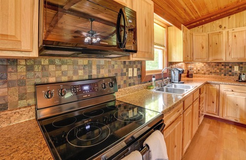 Hardin Cabina | Cozy Cabin in Hardin ~ 1 Mi to Kentucky Lake!