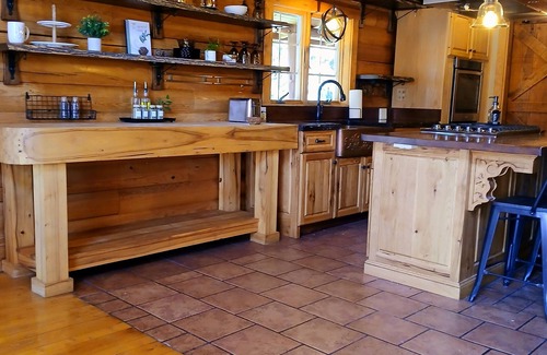 Suplee Cabina | Cozy cabin in Honey Brook,PA with hot tub, jacuzzi, large outdoor deck and more!