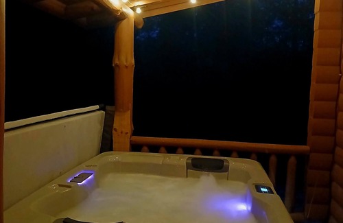 Suplee Cabina | Cozy cabin in Honey Brook,PA with hot tub, jacuzzi, large outdoor deck and more!