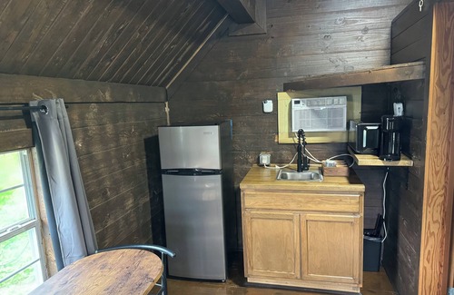 Crown Point Cabina | Cozy cabin in nice Marrero with WiFi, AC Cabin 5