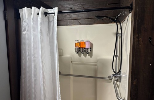 Crown Point Cabina | Cozy cabin in nice Marrero with WiFi, AC Cabin 5