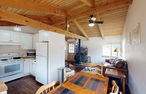 Sula Cabina | Cozy cabin in pastoral setting w/wood stove, mountain views, walk to river