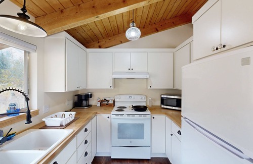 Sula Cabina | Cozy cabin in pastoral setting w/wood stove, mountain views, walk to river