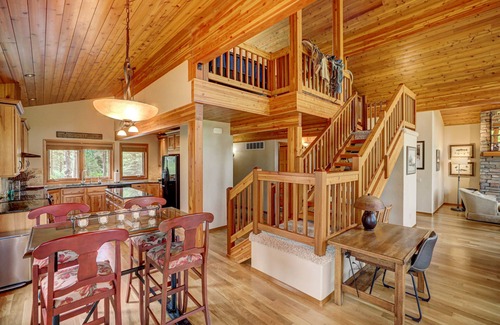 New Meadows Cabina | Cozy cabin in the heartland of outdoor recreation for every age and ability.