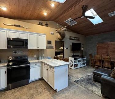 Williams Casa | Cozy Cabin in the Pines! Close to the Polar Express, Grand Canyon & Bearizona
