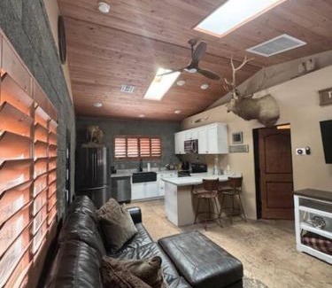 Williams Casa | Cozy Cabin in the Pines! Close to the Polar Express, Grand Canyon & Bearizona