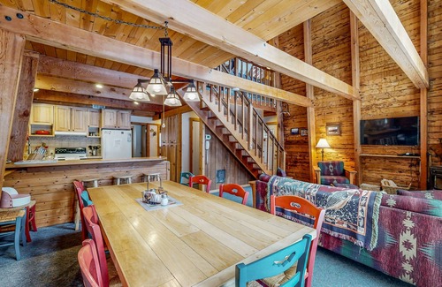 Serene Lakes Cabina | Cozy cabin in the heart of nature with wood fireplace, deck & loft