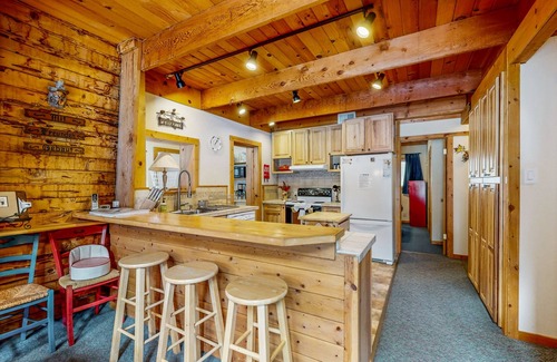 Serene Lakes Cabina | Cozy cabin in the heart of nature with wood fireplace, deck & loft
