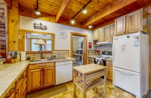 Serene Lakes Cabina | Cozy cabin in the heart of nature with wood fireplace, deck & loft