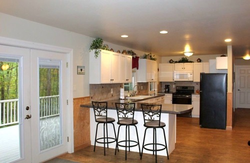 Warfordsburg Cabina | Cozy Cabin in the Woods, with a wood FIREPLACE, hiking, outdoor KIDS PLAY SET!