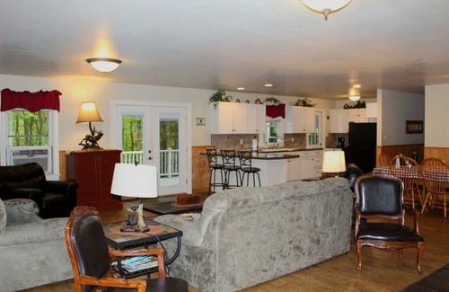 Warfordsburg Cabina | Cozy Cabin in the Woods, with a wood FIREPLACE, hiking, outdoor KIDS PLAY SET!