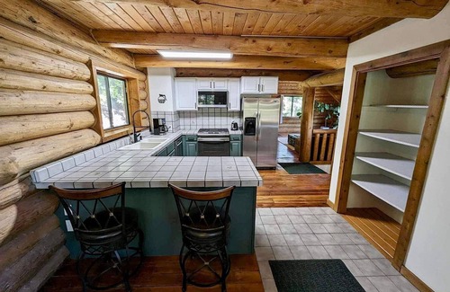 Summit Park Cabina | Cozy cabin in the woods fit for all outdoor enthusiasts!