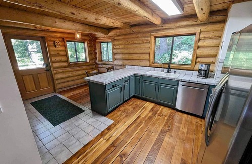 Summit Park Cabina | Cozy cabin in the woods fit for all outdoor enthusiasts!