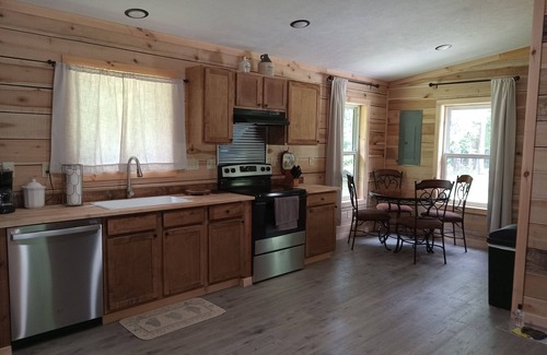 Dunlap Cabina | Cozy cabin in tranquil Dunlap with WiFi. Close to Fall Creek Falls state park.