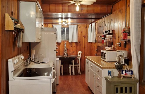 Lakeside Park Cabina | Cozy Cabin in the heart of South Tahoe - Walk to the gondola, beach and casinos!