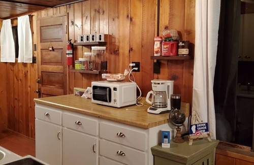 Lakeside Park Cabina | Cozy Cabin in the heart of South Tahoe - Walk to the gondola, beach and casinos!