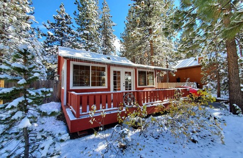 Lakeside Park Cabina | Cozy Cabin in the heart of South Tahoe - Walk to the gondola, beach and casinos!