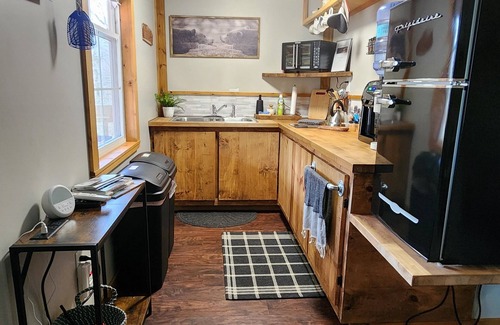 Jasper Cabina | Cozy cabin located on mountainside hobby farm