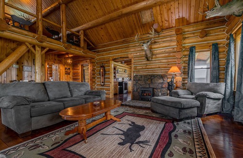 Cody Cabina | Cozy Cabin Located on the Southfork- classic log cabin, wonderful location