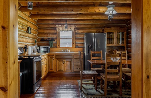 Cody Cabina | Cozy Cabin Located on the Southfork- classic log cabin, wonderful location