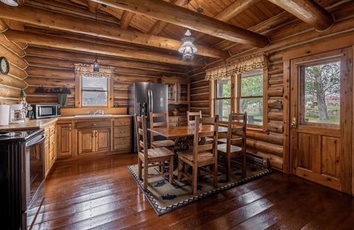Cody Cabina | Cozy Cabin Located on the Southfork- classic log cabin, wonderful location
