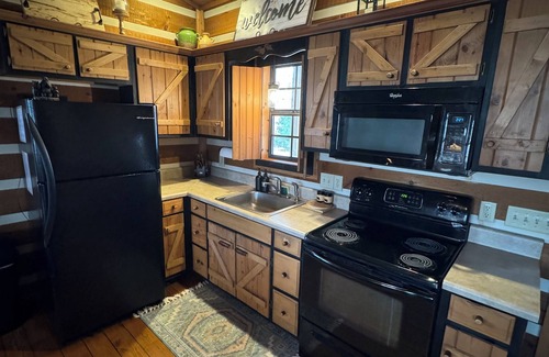 Cleveland Cabina | Cozy cabin minutes from downtown Helen WiFi, Hot Tub, Fire Pit, King Bed