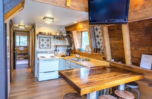 Meadow View Heights Cabina | Cozy Cabin near Bryce and Zion sleeps 4 adults max
