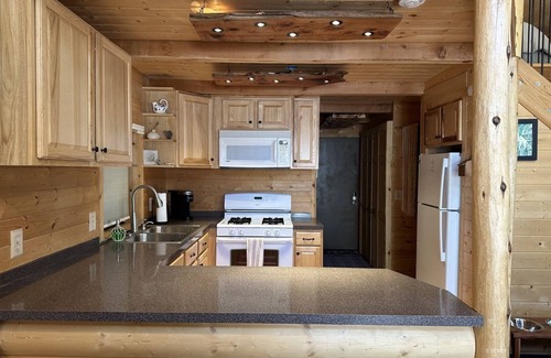 Meadow View Heights Cabina | Cozy Cabin nestled in the woods. Plenty of SNOW MOBILE and ATV PARKING!