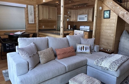 Meadow View Heights Cabina | Cozy Cabin nestled in the woods. Plenty of SNOW MOBILE and ATV PARKING!