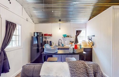 Colmesneil Cabina | Cozy Cabin Near Lakes w/ Hammock & Outdoor Shower