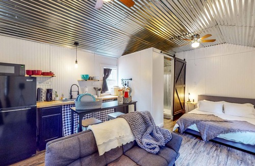 Colmesneil Cabina | Cozy Cabin Near Lakes w/ Hammock & Outdoor Shower