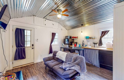 Colmesneil Cabina | Cozy Cabin Near Lakes w/ Hammock & Outdoor Shower