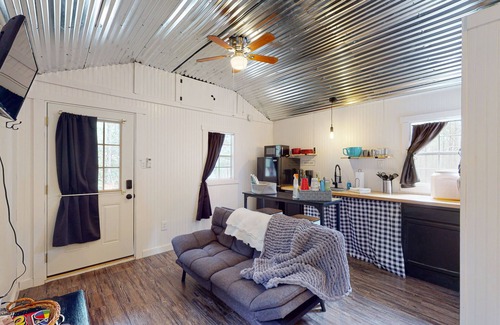 Colmesneil Cabina | Cozy Cabin Near Lakes w/ Hammock & Outdoor Shower