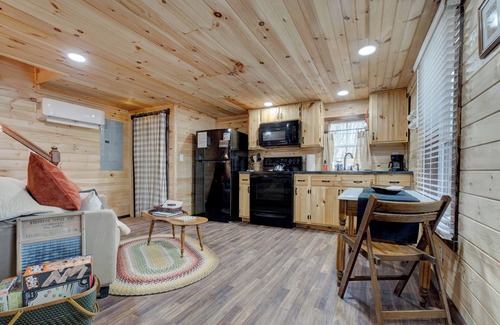 Stanton Cabina | Cozy Cabin near Red River Gorge and Hollerwood - The Deer Run - Pet Friendly!