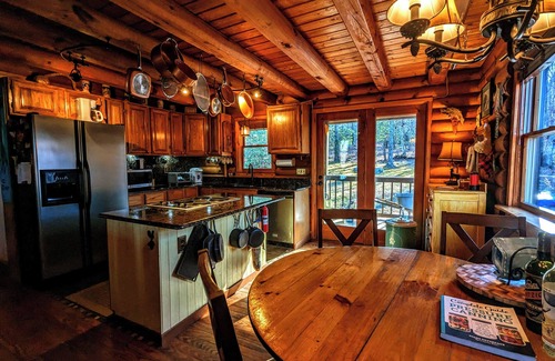 Pickens Cabina | Cozy Cabin Near Table Rock Nestled in Nature. Dog Friendly!
