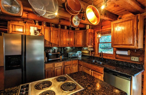 Pickens Cabina | Cozy Cabin Near Table Rock Nestled in Nature. Dog Friendly!