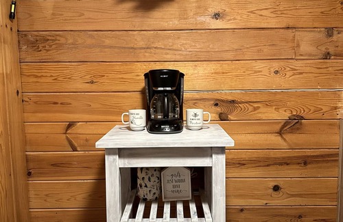 Wellston Cabina | Cozy Cabin near Tippy Dam -Pet Friendly by Janix Escapes