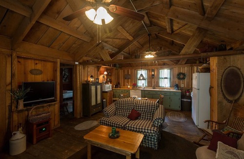 Robbinsville Cabina | Cozy Cabin next to Creek with Private Waterfall, Lake Access and Hot tub.