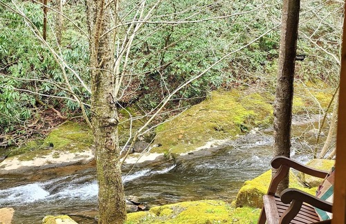 Robbinsville Cabina | Cozy Cabin next to Creek with Private Waterfall, Lake Access and Hot tub.