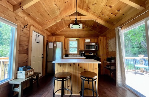 Old Fort Cabina | Cozy Cabin on 4 acres - By I-40 - King Bed - Fenced Yard - Deck - Loft - Firepit