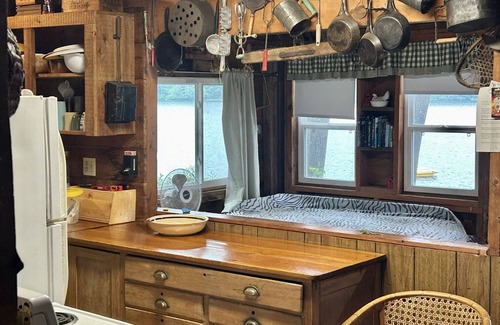 Lincolnville Cabina | Cozy Cabin on Coleman Pond, mins from Camden and Belfast
