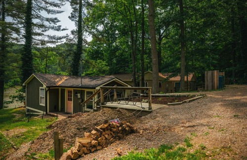 Martinsville Cabina | Cozy Cabin on Lake front with Hot tub & firepit